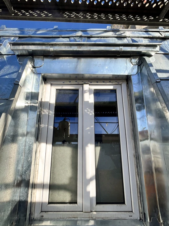Un toit en ardoise breton habile qui a su habilement façonner le toit en ardoise d'une maison traditionnelle bretonne