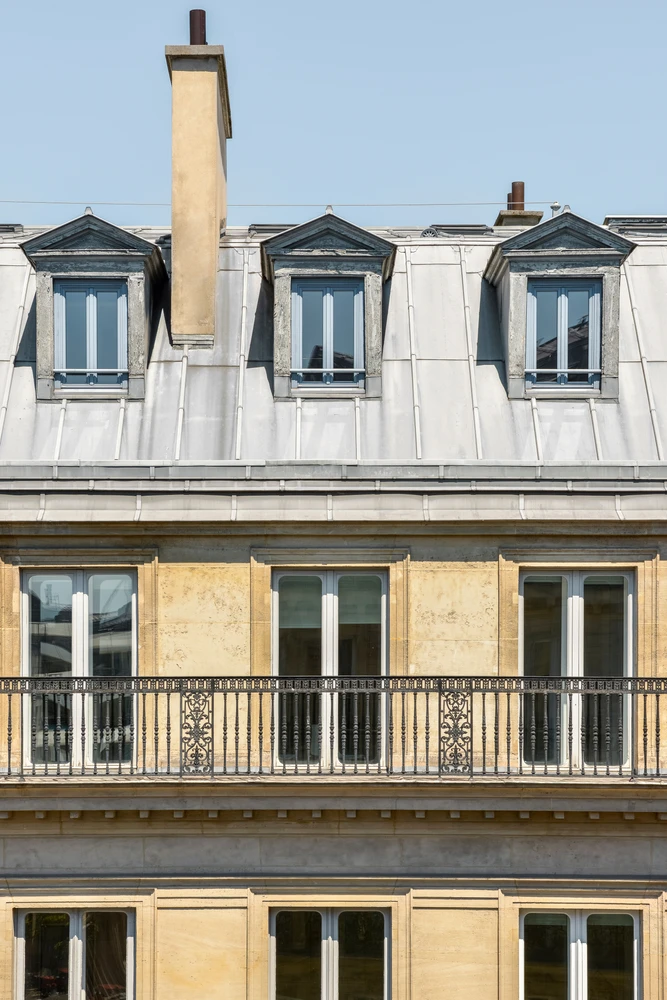 Vue Aérienne d'un toit géométrique complexe avec plusieurs lucarnes et une cheminée