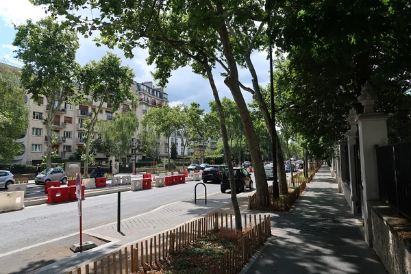 Vue a&eacute;rienne ou perspective d'un immeuble haussmannien parisien typique avec toiture en ardoise, zinc ou cuivre, situ&eacute; dans un quartier &eacute;l&eacute;gant (style Neuilly-sur-Seine). La photo montre les d&eacute;tails architecturaux de la toiture et de la fa&ccedil;ade, illustrant le type de travaux de r&eacute;novation et ravalement que r&eacute;alise ICR Couverture en &Icirc;le-de-France.