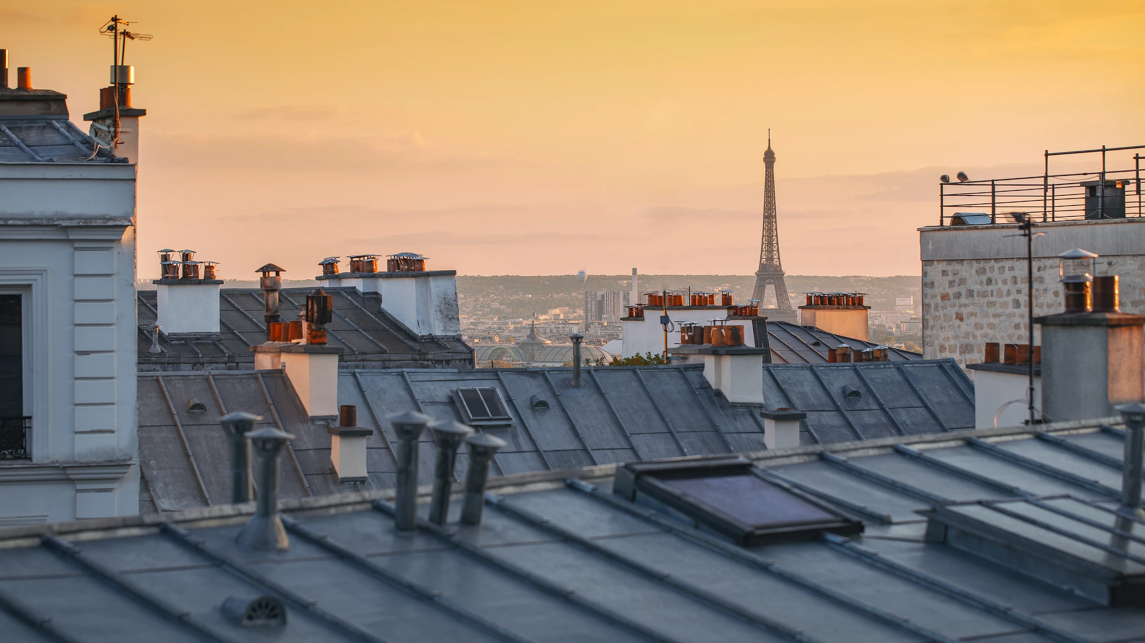 Vue Aérienne d'un toit géométrique complexe avec plusieurs lucarnes et une cheminée