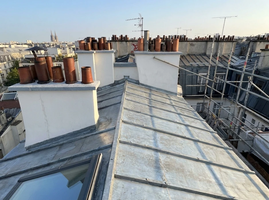 Roofer assemble la tôle sur le toit