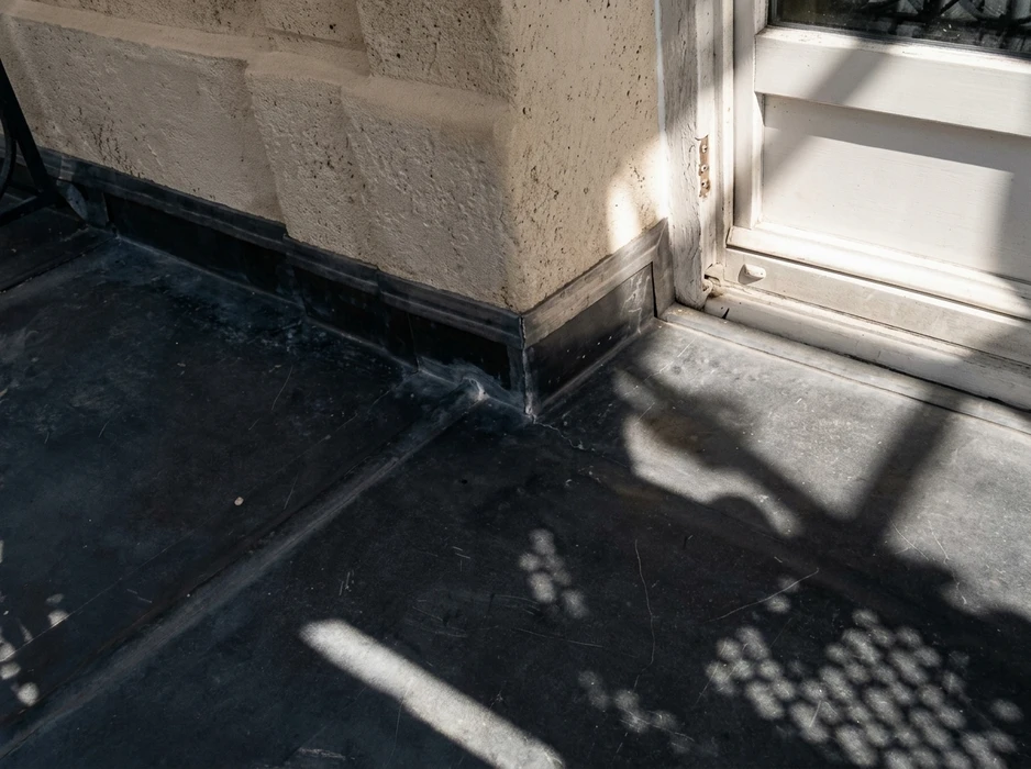 Professionnel du bâtiment debout sur cheminée en maçonnerie effectuant travaux d'entretien ou réparation