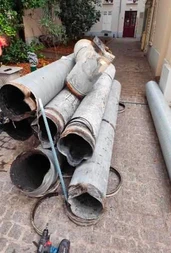 Chantier de rénovation en toiture, vue extérieure de jour