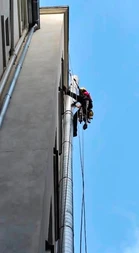 Chantier de réfection de toiture en ardoise sur échafaudage, vue extérieure urbaine