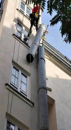 Chantier de réfection de toiture en extérieur