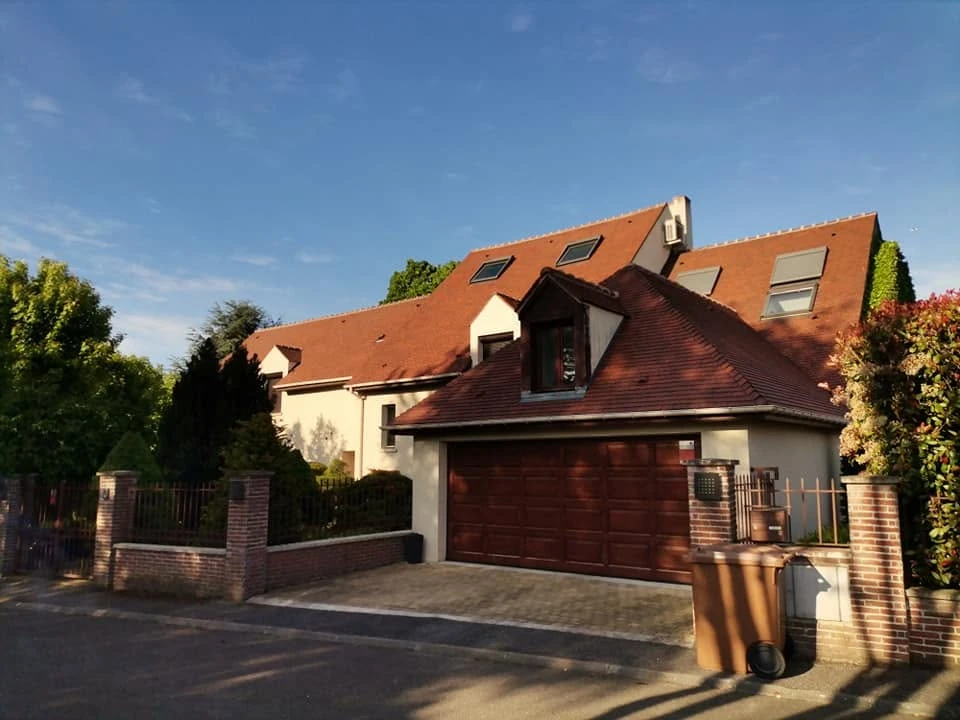 Chantier extérieur de construction d'une terrasse en bois entre deux murs mitoyens